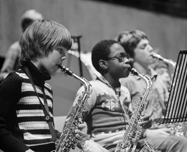 880350 Afbeelding van drie jeugdige saxofonisten tijdens het concert van een jeugdorkest in het Muziekcentrum ...